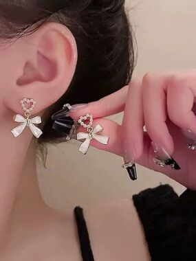 ***High quality | Dainty  Heart & Bow Drop Earrings - White Pearlescent
